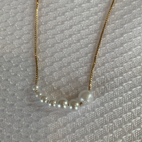 NWT H&M Dainty Gold and White Pearl Necklace - Picture 2 of 5